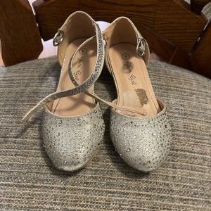 Girl's size 9 Silver Glitter Dress Shoes by Glam Girl